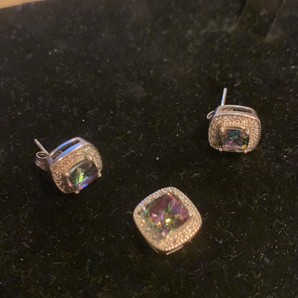 Beautiful earrings - Picture 2 of 3